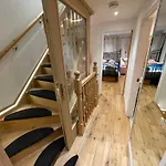 Luxe 4 Bedroom House With 4 Bathrooms - Elizabeth Line & Acton Central Stations At Walking Distance