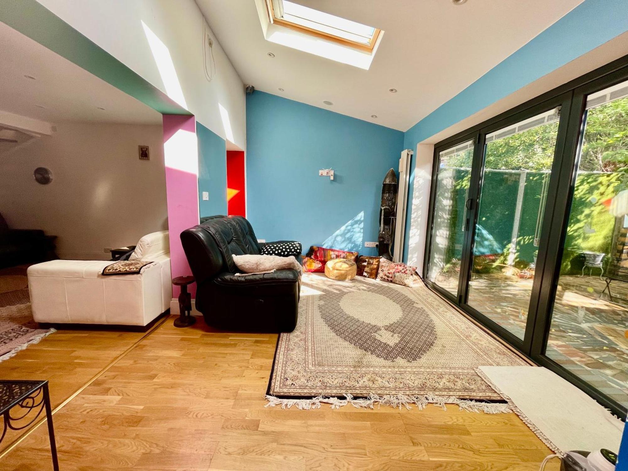 Luxe Quartet: Spacious 4-bed Retreat Near Elizabeth Line *