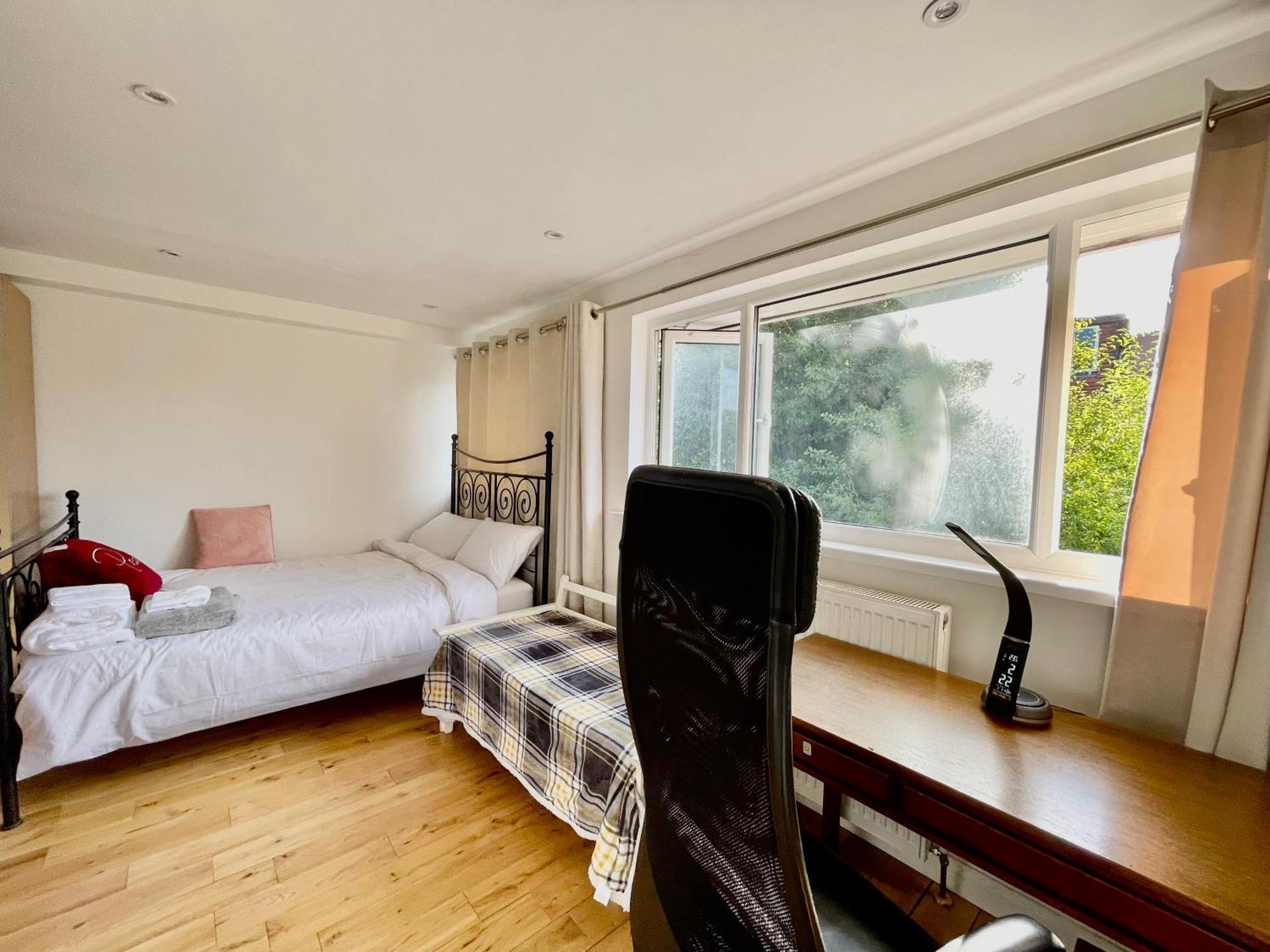 Villa Luxe Quartet: Spacious 4-bed Retreat Near Elizabeth Line